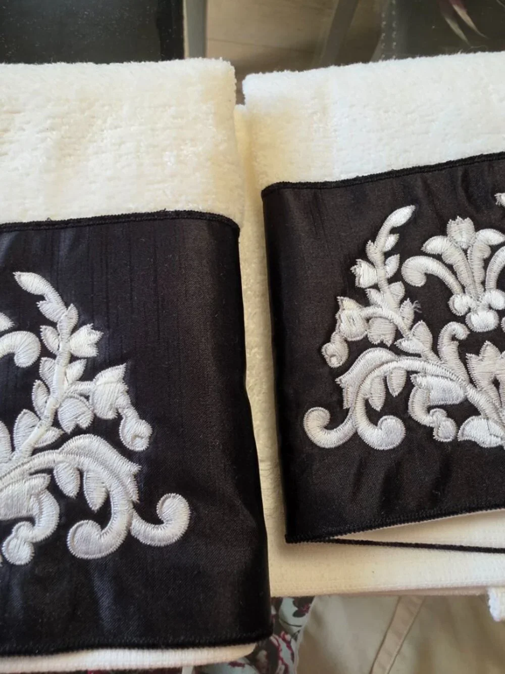 Nicole Miller 100% cotton white/black embroidered embellished hand towels 2(set)